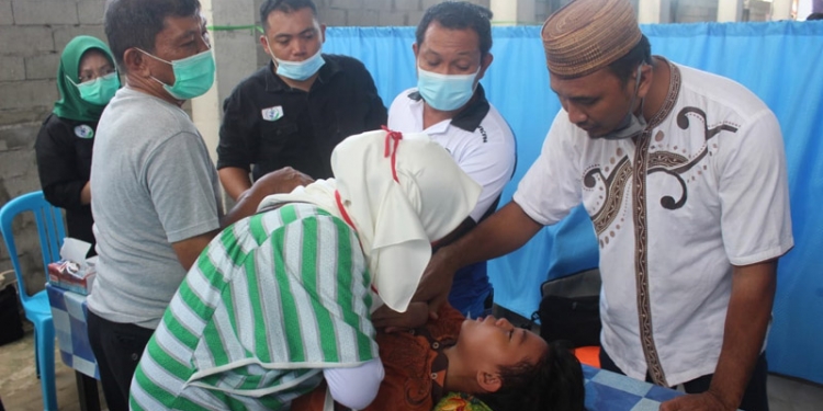 Suasana sunnat massal yang dilakukan oleh Dr Irawan Huntoyungo kepada salah seorang anak (Putra Gopos)