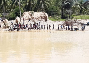 Proses pencarian korban di kubangan bekas tambang yang berbeda di Desa Pepaya, Kecamatan Dengilo, Kabupaten Pohuwato, Rabu (14/4/2021).(istimewa).