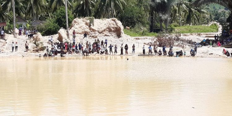 Proses pencarian korban di kubangan bekas tambang yang berbeda di Desa Pepaya, Kecamatan Dengilo, Kabupaten Pohuwato, Rabu (14/4/2021).(istimewa).