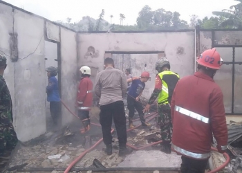 Personel pemadam kebakaran bersama TNI, Polri melakukan penanganan terhadap kebakaran rumah di Desa Barakati, Kecamatan Batudaa, Kabupaten Gorontalo, Kamis (8/4/2021).(istimewa)