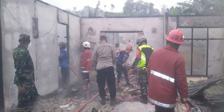 Personel pemadam kebakaran bersama TNI, Polri melakukan penanganan terhadap kebakaran rumah di Desa Barakati, Kecamatan Batudaa, Kabupaten Gorontalo, Kamis (8/4/2021).(istimewa)