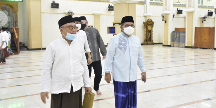 Wali Kota Gorontalo, Marten Taha, usai  melaksanakan Solat Isya dan Tarawih di Masjid Agung Baiturrahim Kota Gorontalo, Selasa (13/4/2021)