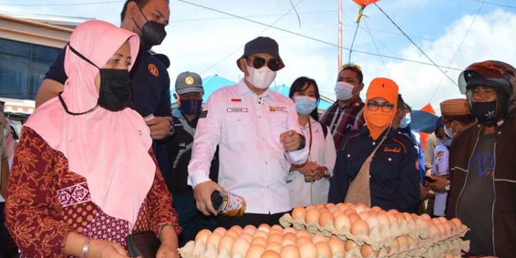 Bupati Bone Bolango Hamim Pou saat meninjau ketersediaan dan harga bahan pokok di Pasar Jumat Kabila (Foto AKP/Kominfo)