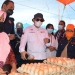 Bupati Bone Bolango Hamim Pou saat meninjau ketersediaan dan harga bahan pokok di Pasar Jumat Kabila (Foto AKP/Kominfo)