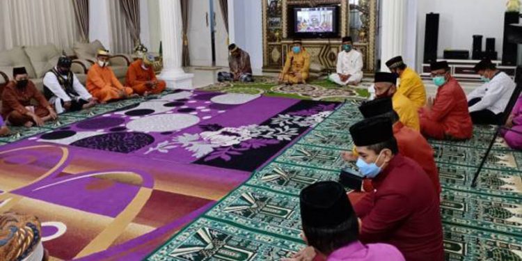 Prosesi motenggeyamo yang dilaksanakan Pemkab Bone Bolango sebelum masa Pandemi Covid-19.