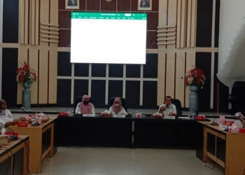Ketua Panitia Muskomwil VI APEKSI, Deddy Kadullah saat memimpin Rapat Panitia bersama OPD Kota Gorontalo, Rabu (7/4/2021). (foto/Diskominfo/Kota Gorontalo).