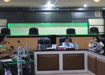 Bupati Gorontalo Nelson Pomalingo bersama Sekertaris Daerah Hadijah U Tayeb saat melakukan rapat Rapat Koordinasi Terkait Evaluasi Pelaksanaan Program Bantuan Sosial Pangan (BSP) Tahun Anggaran 2021 (Putra Gopos)