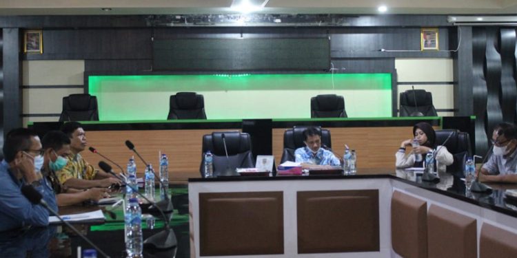 Bupati Gorontalo Nelson Pomalingo bersama Sekertaris Daerah Hadijah U Tayeb saat melakukan rapat Rapat Koordinasi Terkait Evaluasi Pelaksanaan Program Bantuan Sosial Pangan (BSP) Tahun Anggaran 2021 (Putra Gopos)