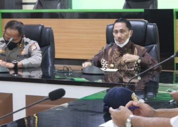 Bupati Gorontalo Nelson Pomalingo saat melaksanakan rapat Koordinasi Penanggulangan Bencana tentang Peringatan Dini dan Langkah-langkah Kesiapsiagaan  Menghadapi Potensi Bibit Siklon Tropis (PutraGopos)