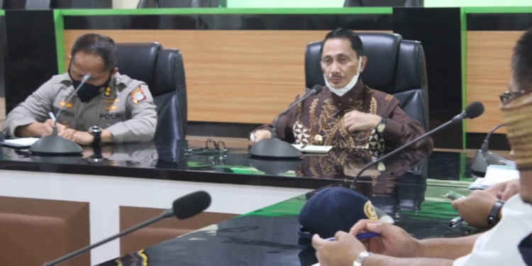 Bupati Gorontalo Nelson Pomalingo saat melaksanakan rapat Koordinasi Penanggulangan Bencana tentang Peringatan Dini dan Langkah-langkah Kesiapsiagaan  Menghadapi Potensi Bibit Siklon Tropis (PutraGopos)