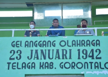 Nelson Pomalingo meninjau seleksi Atlet sepakbola bersama Firman Utina (Humas Kominfo Kabupaten Gorontalo).