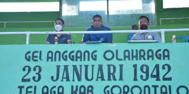 Nelson Pomalingo meninjau seleksi Atlet sepakbola bersama Firman Utina (Humas Kominfo Kabupaten Gorontalo).