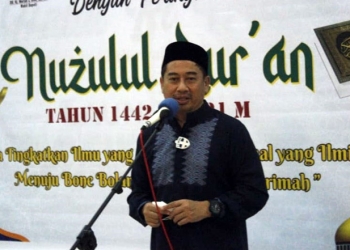 Bupati Bone Bolango Hamim Pou saat memberikan sambutan pada peringatan Nuzulul Qur'an di Masjid Agung Baitul Haq Islamic Center (foto Irul/Kominfo)