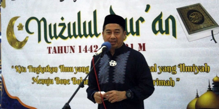 Bupati Bone Bolango Hamim Pou saat memberikan sambutan pada peringatan Nuzulul Qur'an di Masjid Agung Baitul Haq Islamic Center (foto Irul/Kominfo)