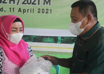 Ketua Dewan Pimpinan Cabang (DPC) Partai Persatuan Pembangunan (PPP) Syam T Ase saat memberikan bantuan kepada salah seorang Pengurus Anak Cabang (PAC) PPP (Putra Gopos)