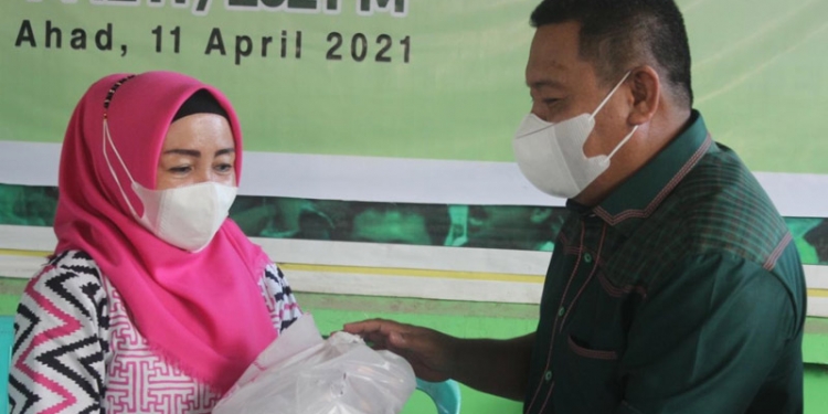 Ketua Dewan Pimpinan Cabang (DPC) Partai Persatuan Pembangunan (PPP) Syam T Ase saat memberikan bantuan kepada salah seorang Pengurus Anak Cabang (PAC) PPP (Putra Gopos)