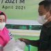 Ketua Dewan Pimpinan Cabang (DPC) Partai Persatuan Pembangunan (PPP) Syam T Ase saat memberikan bantuan kepada salah seorang Pengurus Anak Cabang (PAC) PPP (Putra Gopos)