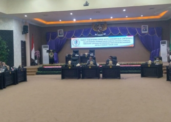 Wakil Ketua DPRD Kota Gorontalo, Moh.Rivai Bukusu saat memimpin Rapat Paripurna Dalam Rangka Pembentukan Panitia Khusus (Pansus) Terhadap LKPJ Kepala Daerah Tahun Anggaran 2020, Senin (5/4/2021).(foto/ramlan/gopos)