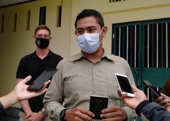 Kasi Intel Dankim Imigrasi Kelas 1 Gorontalo, Budi Mangantjo, sedang memperlihatkan paspor asli milik WNA kepada awak media. Foto : Sari/gopos