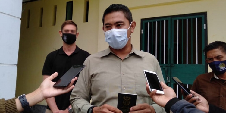 Kasi Intel Dankim Imigrasi Kelas 1 Gorontalo, Budi Mangantjo, sedang memperlihatkan paspor asli milik WNA kepada awak media. Foto : Sari/gopos
