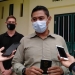 Kasi Intel Dankim Imigrasi Kelas 1 Gorontalo, Budi Mangantjo, sedang memperlihatkan paspor asli milik WNA kepada awak media. Foto : Sari/gopos
