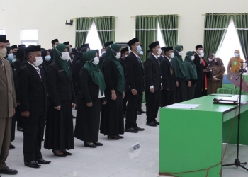 Bupati Gorontalo Nelson Pomalingo saat melakukan pelantikan 163 Pegawai Negeri Sipil (PNS) dengan jabatan fungsional. (Putra Gopos)