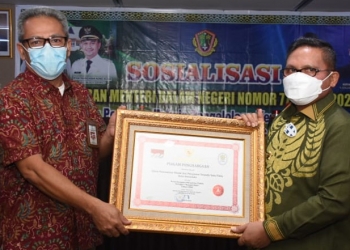 Wali Kota Gorontalo, Marten Taha menerima piagam penghargaan dari Kemenpan-RB, Fahrul Rizal, di Hotel Greendhika Iskandarsyah Jakarta, Kamis (1/4/2021). (foto/hms Diskominfo Kota Gorontalo).