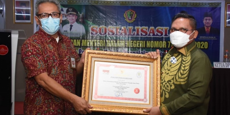 Wali Kota Gorontalo, Marten Taha menerima piagam penghargaan dari Kemenpan-RB, Fahrul Rizal, di Hotel Greendhika Iskandarsyah Jakarta, Kamis (1/4/2021). (foto/hms Diskominfo Kota Gorontalo).