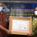 Wali Kota Gorontalo, Marten Taha menerima piagam penghargaan dari Kemenpan-RB, Fahrul Rizal, di Hotel Greendhika Iskandarsyah Jakarta, Kamis (1/4/2021). (foto/hms Diskominfo Kota Gorontalo).