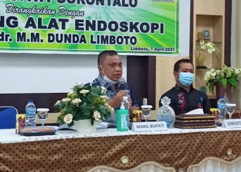 Wakil Bupati Gorontalo, Hendra Hemeto, bersama Direktur RS Dunda Limboto, saat peluncuran alat endoskopi di RS Dunda Limboto, Kamis (8/4/2021).(istimewa)