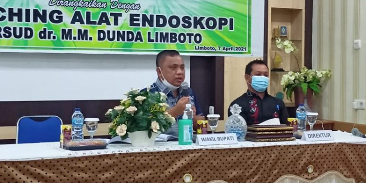 Wakil Bupati Gorontalo, Hendra Hemeto, bersama Direktur RS Dunda Limboto, saat peluncuran alat endoskopi di RS Dunda Limboto, Kamis (8/4/2021).(istimewa)