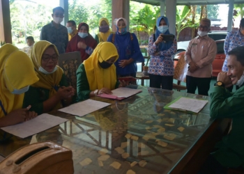 Bupati Gorontalo Nelson Pomalingo saat menerima kunjungan dari Dinas Pengendalian Penduduk Dan Keluarga Berencana (DPPKB) Kabupaten Gorontalo di kediamannya (Humas Kominfo Kabupaten Gorontalo)