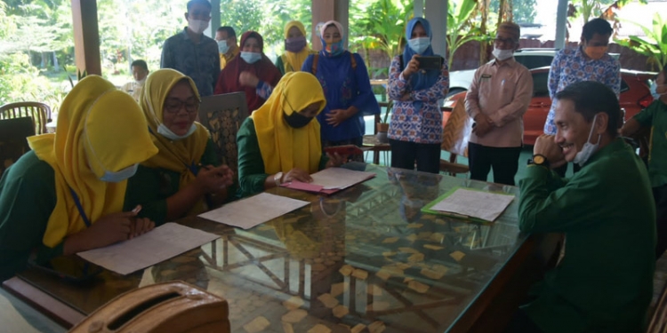 Bupati Gorontalo Nelson Pomalingo saat menerima kunjungan dari Dinas Pengendalian Penduduk Dan Keluarga Berencana (DPPKB) Kabupaten Gorontalo di kediamannya (Humas Kominfo Kabupaten Gorontalo)