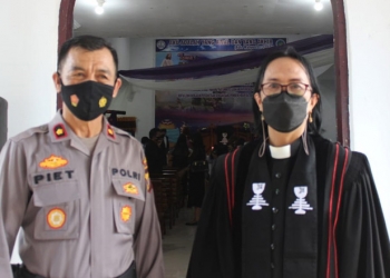 Wakapolres Gorontalo Kompol Pietmon Tamawale (Kiri) Bersama Pendeta Velma Z Kansil Selaku Ketua Jemaat Maranatha Limboto Wilayah II (PutraGopos)