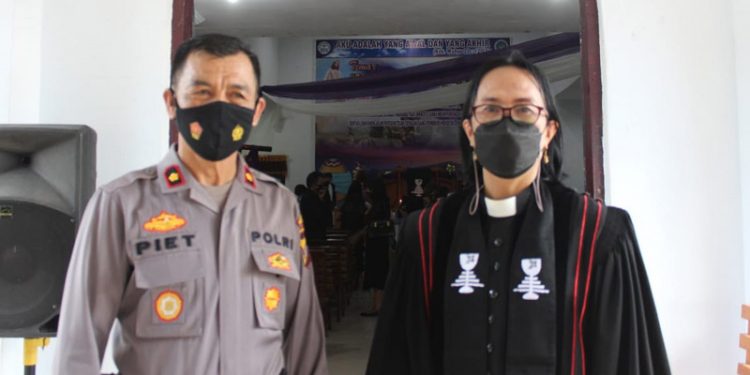 Wakapolres Gorontalo Kompol Pietmon Tamawale (Kiri) Bersama Pendeta Velma Z Kansil Selaku Ketua Jemaat Maranatha Limboto Wilayah II (PutraGopos)