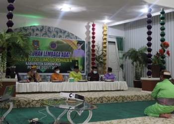 Suasana Prosesi Pengukuhan Pengurus lembaga adat Uduluwo Tou Limo Lo Pohala'a Kabupaten Gorontalo. (Putra Gopos)