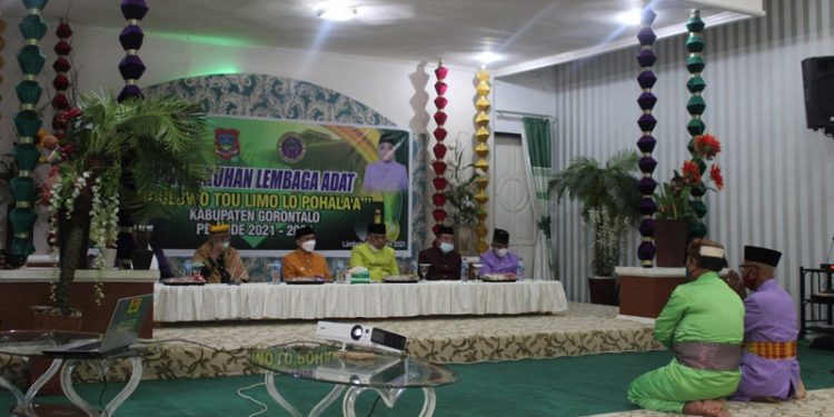 Suasana Prosesi Pengukuhan Pengurus lembaga adat Uduluwo Tou Limo Lo Pohala'a Kabupaten Gorontalo. (Putra Gopos)