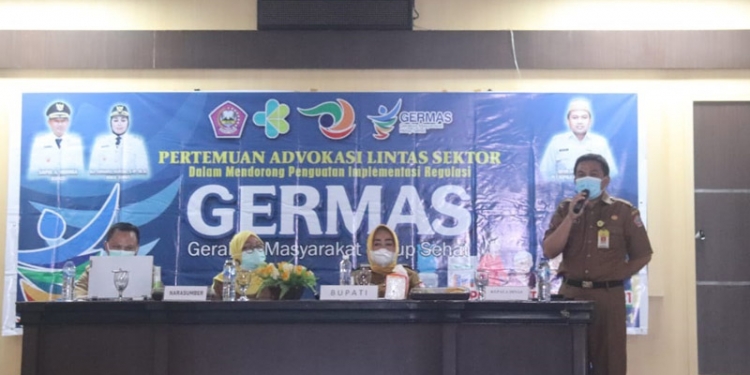 Plt Kepala Dinas Kesehatan Pohuwato, Irfan Saleh memberi sambutan pada Advokasi lintas sektor dalam mendorong penguatan implementasi regulasi Gerakan Masyarakat Hidup Sehat (Germas)