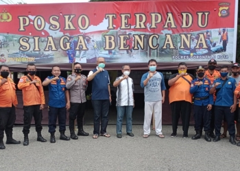 Kepala BPBD Kota Gorontalo, Iskandar Moerad bersama Anggota dan TNI/ Polri Kota Gorontalo, Sabtu (17/4/2021). (foto/Diskominfo).