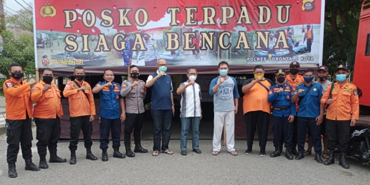 Kepala BPBD Kota Gorontalo, Iskandar Moerad bersama Anggota dan TNI/ Polri Kota Gorontalo, Sabtu (17/4/2021). (foto/Diskominfo).