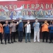 Kepala BPBD Kota Gorontalo, Iskandar Moerad bersama Anggota dan TNI/ Polri Kota Gorontalo, Sabtu (17/4/2021). (foto/Diskominfo).