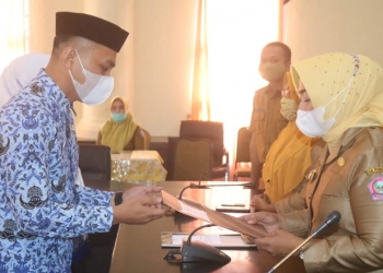 Pembukaan program pembelajaran Alqur'an bagi Aparatur Sipil Negara di rangkaikan dengan penyerahan sk kenaikan pangkat periode april 2021 bagi PNS di lingkungan pemerintah Daerah Kabupaten Pohuwato, Senin (19/4/21).