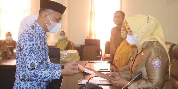 Pembukaan program pembelajaran Alqur'an bagi Aparatur Sipil Negara di rangkaikan dengan penyerahan sk kenaikan pangkat periode april 2021 bagi PNS di lingkungan pemerintah Daerah Kabupaten Pohuwato, Senin (19/4/21).