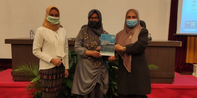 Ketua Jurusan Bahasa Inggris UNG, Novi Rusnarty Usu, S.Pd., M.A,  saat menyerahkan Prosiding ke Dekan Fakultas Sastra dan Budaya UNG, Prof. Dra. Nonny Basalamah, M.A., Ph.D