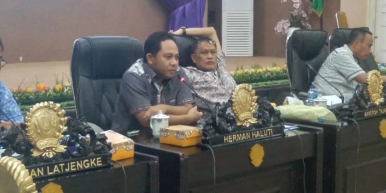 Anggota DPRD Kota Gorontalo, Herman Halukati saat menghadiri Banggar DPRD Kota Gorontalo dalam rangka pembahasan terkait evaluasi APBD dan Refocusing APBD Tahun anggaran 2021, Selasa (6/4/2021). (foto/ramlan/gopos)