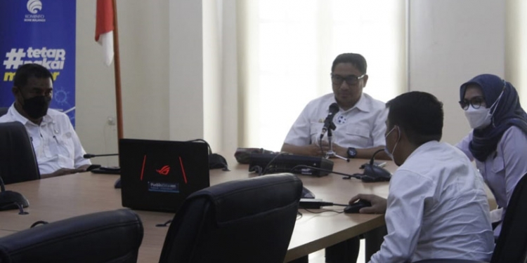 Bupati Bone Bolango Hamim Pou didampingi Wakil Bupati Bone Bolango Merlan S Uloli saat menjadi narasumber dalam konferensi pers yang diselenggarakan LTKL, Spedagi, dan Bhumibhagya, Rabu (21/4/2021). (Foto Kominfo)