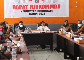Bupati Gorontalo Nelson Pomalingo saat melaksanakan rapat bersama jajaran Forum Komunikasi Pimpinan Daerah (Forkopimda). (Putra Gopos)
