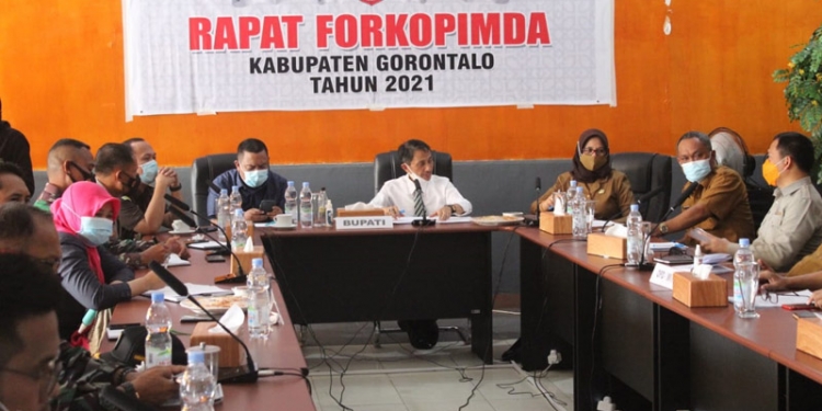 Bupati Gorontalo Nelson Pomalingo saat melaksanakan rapat bersama jajaran Forum Komunikasi Pimpinan Daerah (Forkopimda). (Putra Gopos)