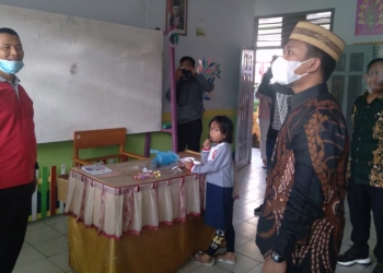 Anggota DPRD Kota Gorontalo saat melakukan reses di SDN 22 Dungingi Kota Gorontalo, Ahad ((11/4/2021). (foto/ramlan/gopos).