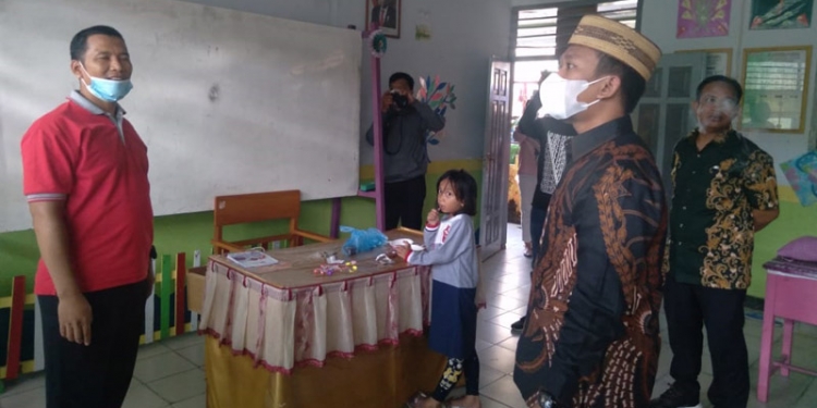 Anggota DPRD Kota Gorontalo saat melakukan reses di SDN 22 Dungingi Kota Gorontalo, Ahad ((11/4/2021). (foto/ramlan/gopos).